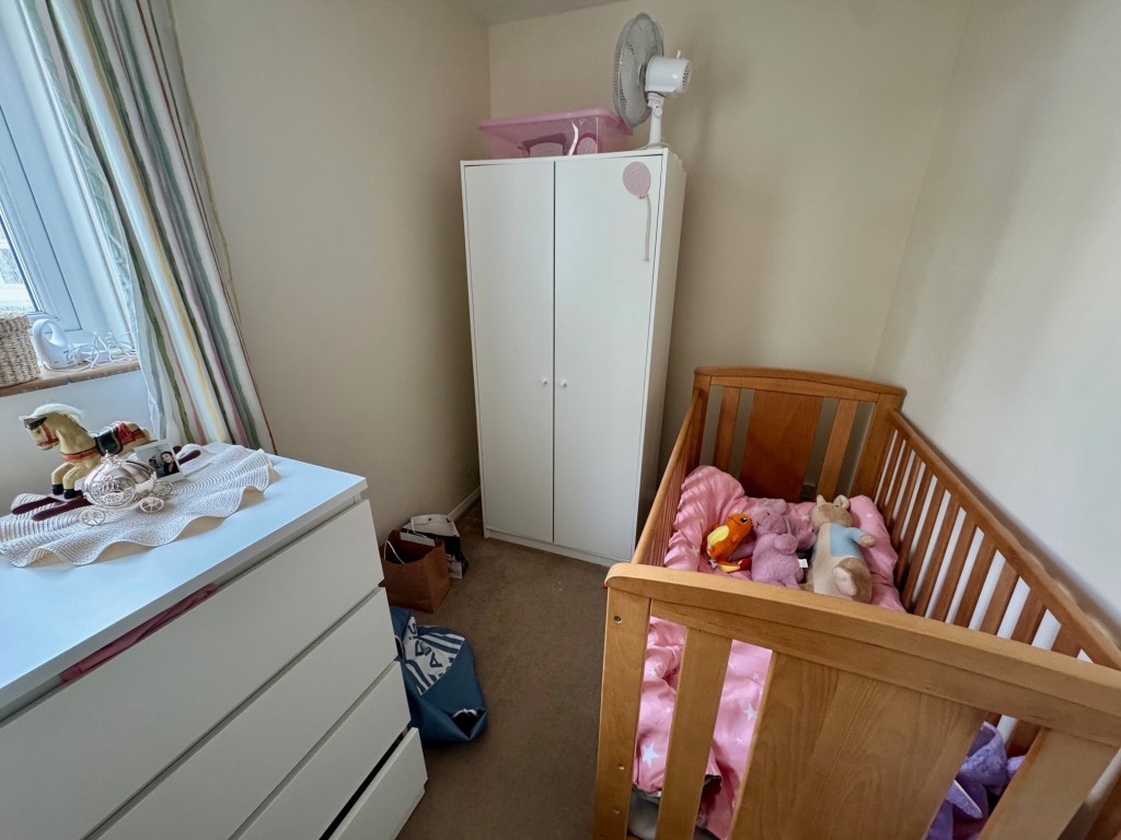 Lot: 147 - TWO-BEDROOM APARTMENT WITH SEA VIEWS - Flat 1 Bayle Court - bedroom 2